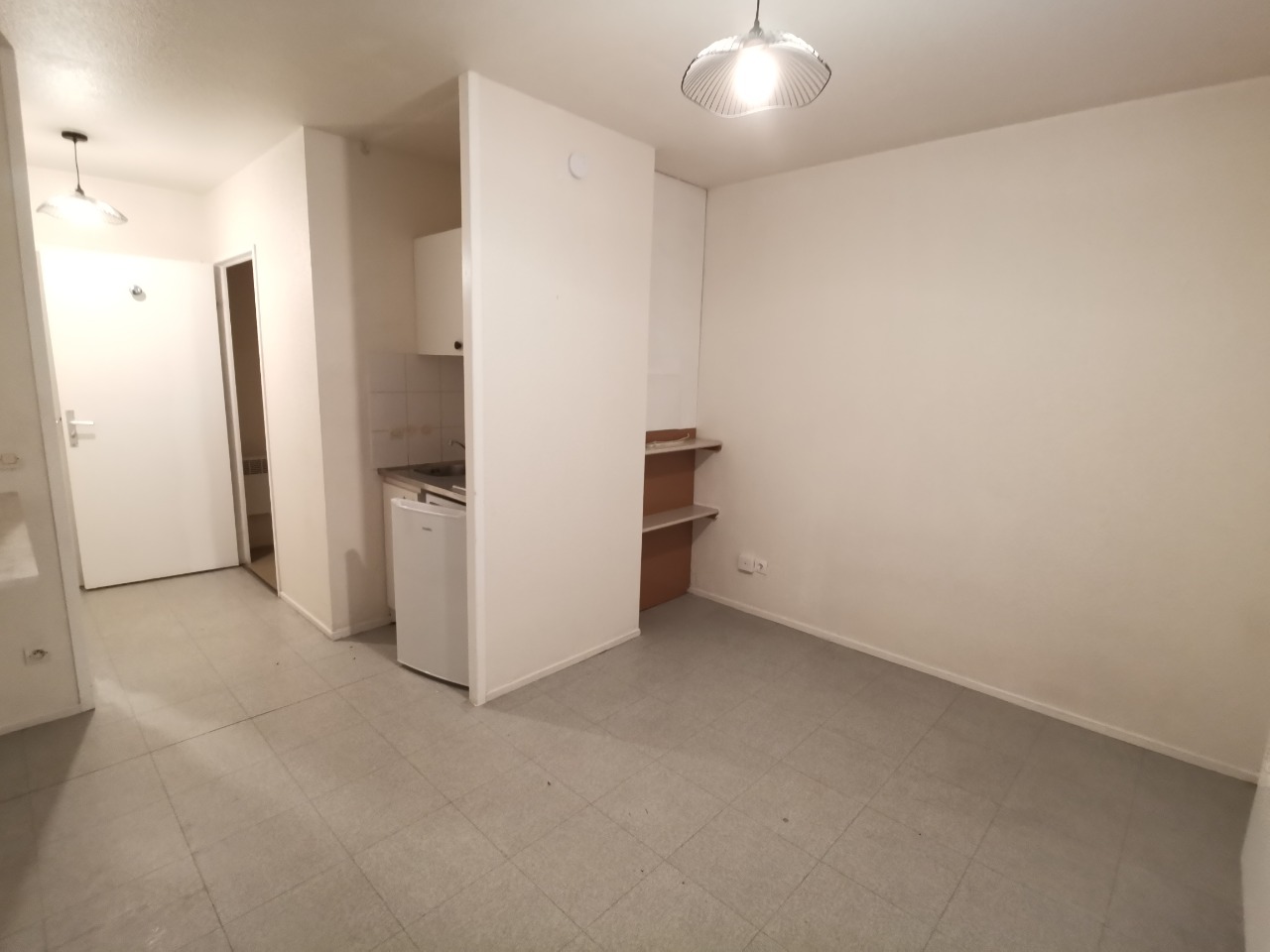 Qis ll152 studio non meuble de 1777m rue d iena Photo 1 - JLW Immobilier