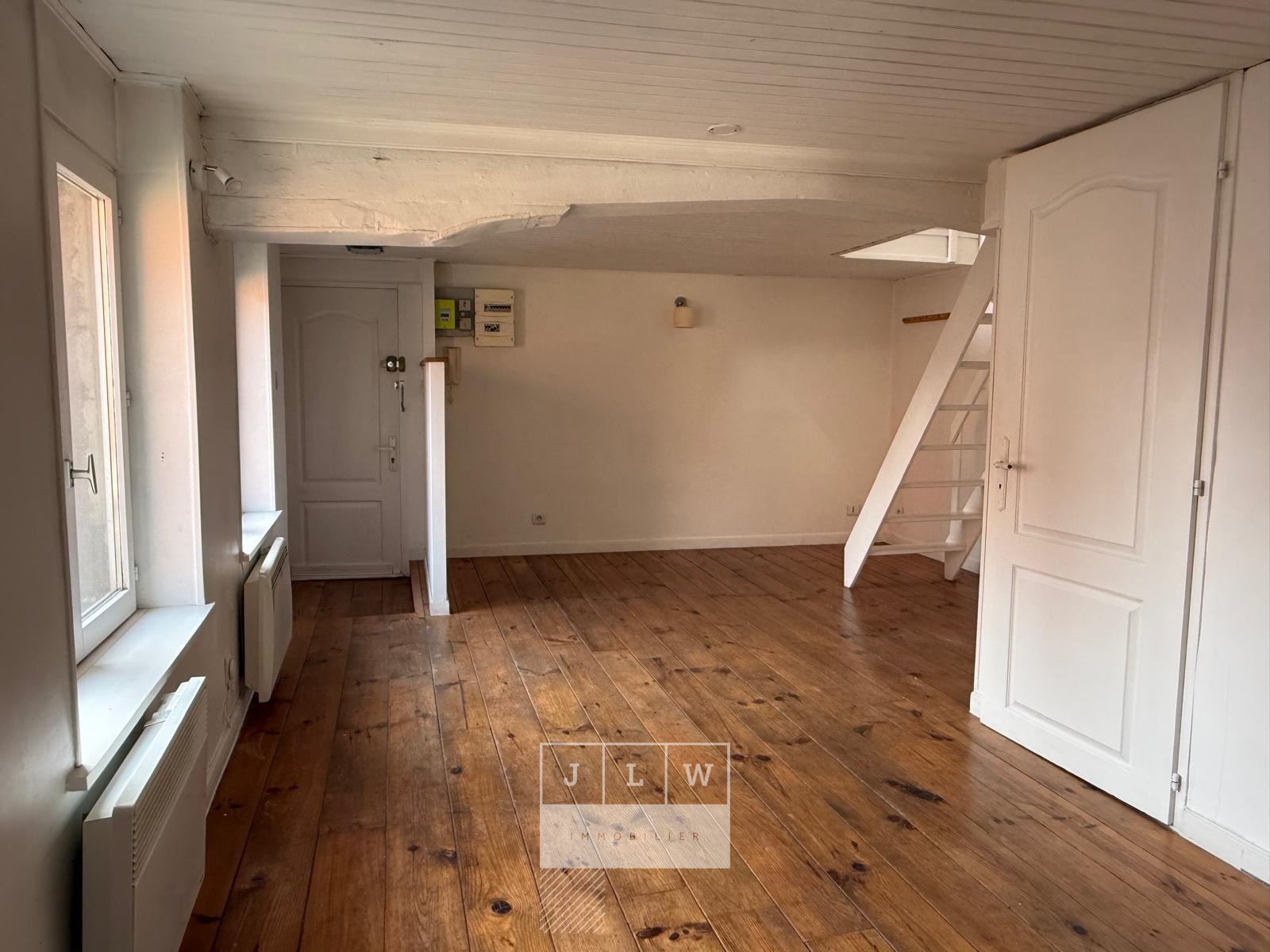 Uqh ll152 vieux lille t1 avec mezzanine non meuble Photo 1 - JLW Immobilier Uqh ll152 vieux lille t1 avec mezzanine non meuble Photo 1 - JLW Immobilier