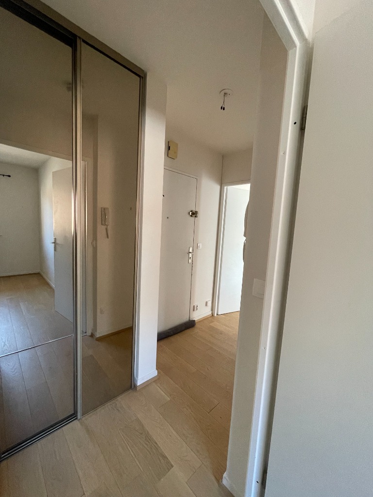 Zak sr123 beau type 2 republique balcon garage ferme Photo 12 - JLW Immobilier Zak sr123 beau type 2 republique balcon garage ferme Photo 12 - JLW Immobilier