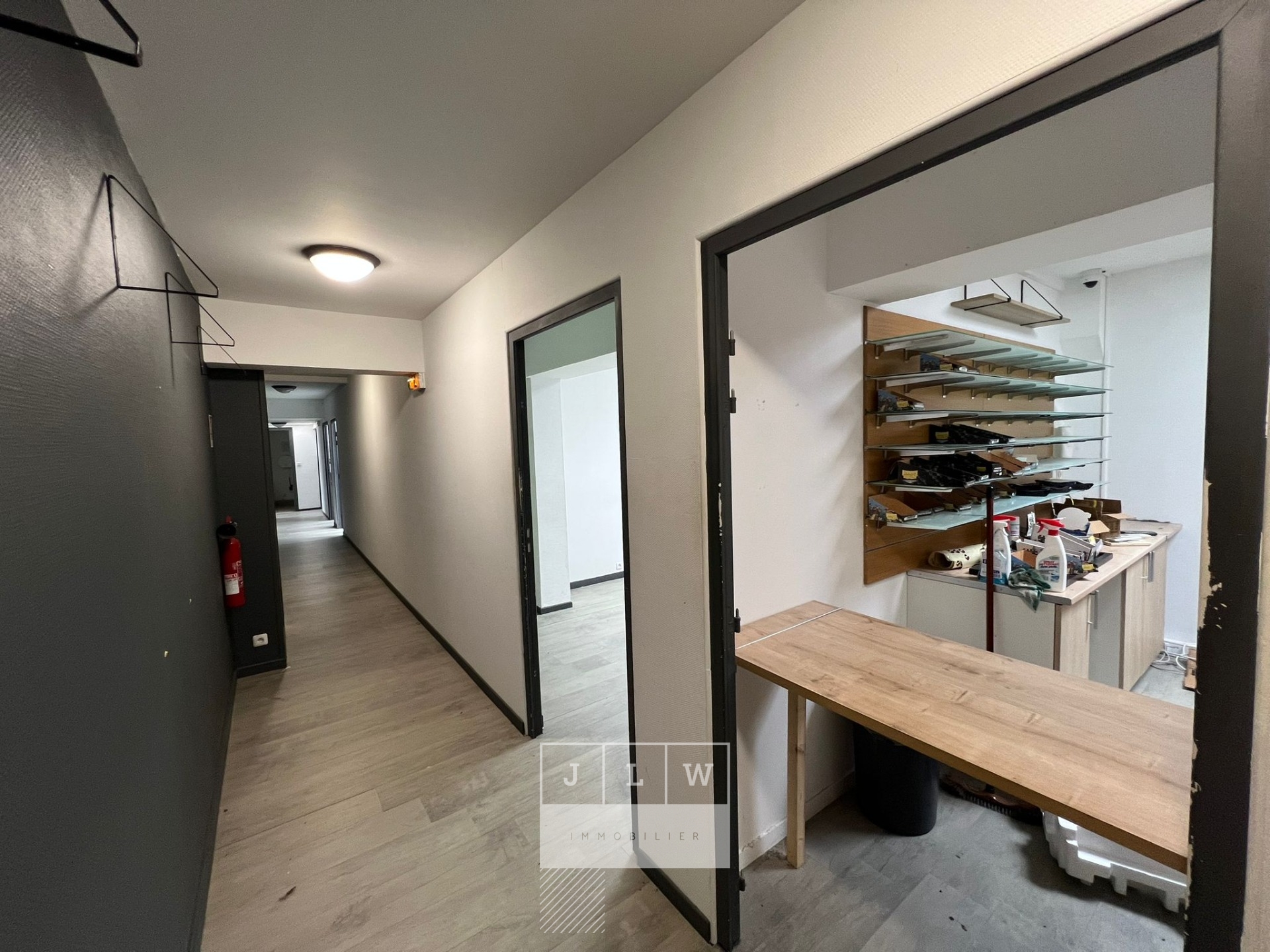 Agxp bureaux louer 150 m2 idealement place Photo 2 - JLW Immobilier Agxp bureaux louer 150 m2 idealement place Photo 2 - JLW Immobilier