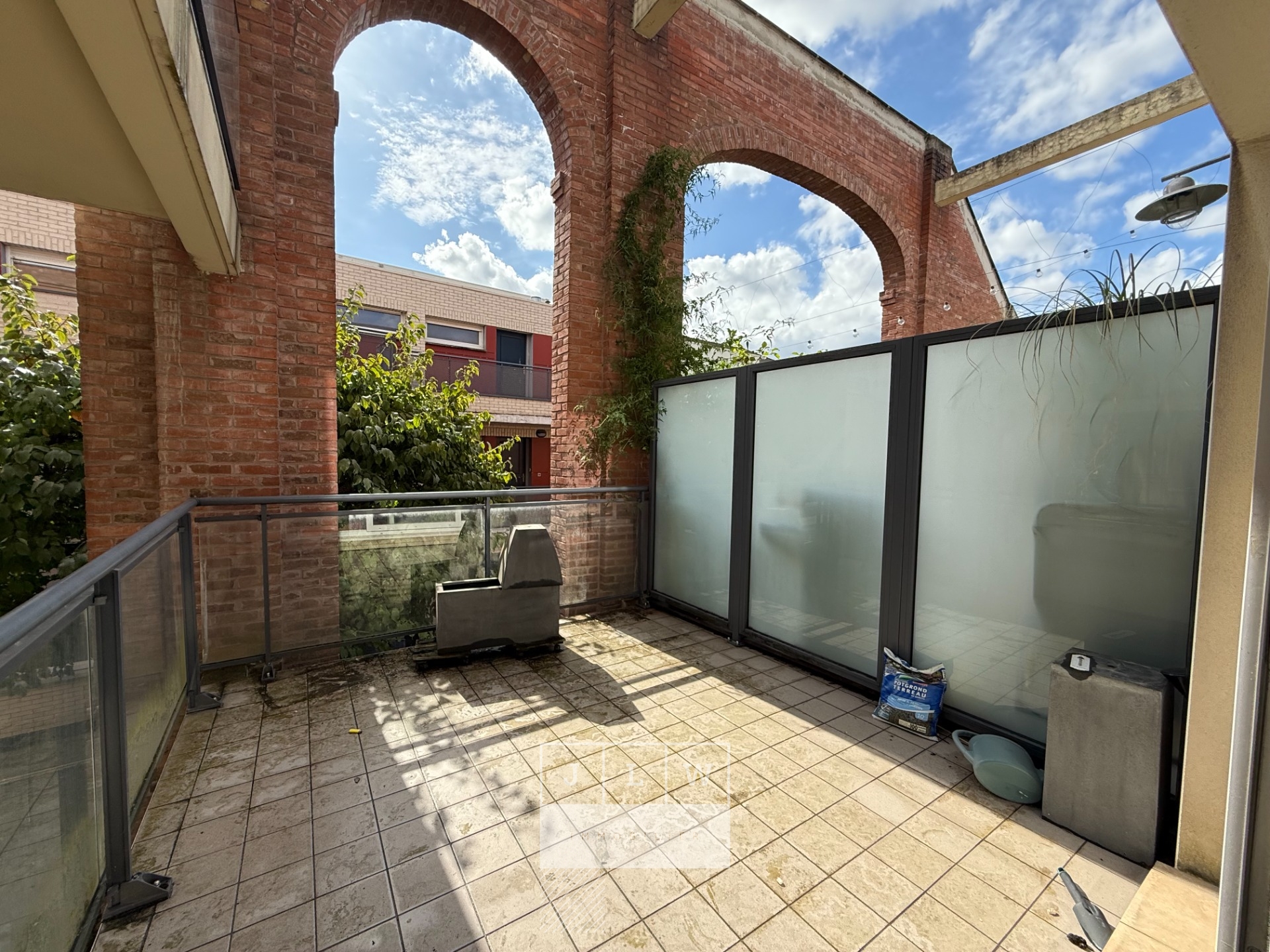 Grand t2 terrasse et parking Photo 1 - JLW Immobilier Grand t2 terrasse et parking Photo 1 - JLW Immobilier