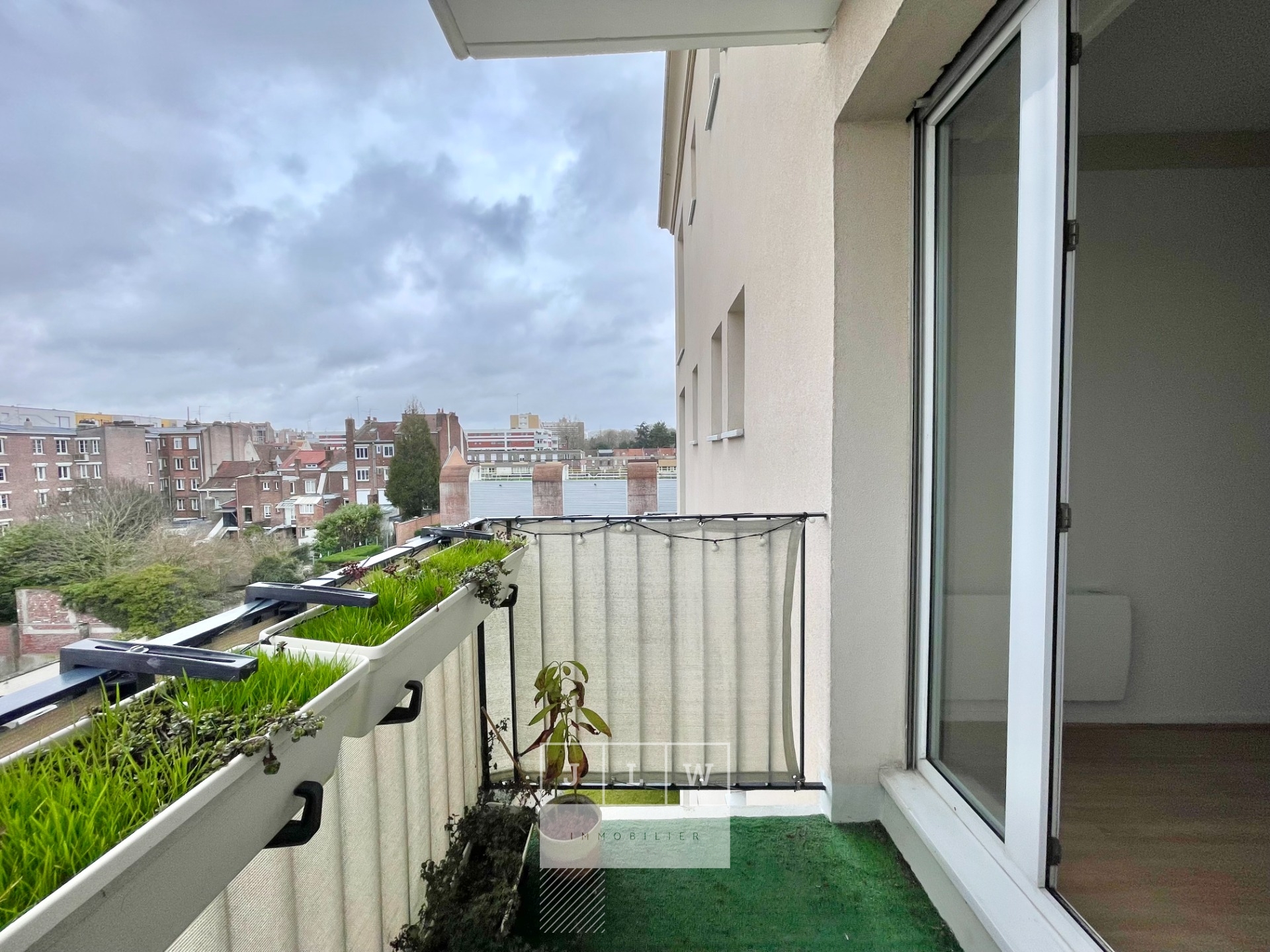 T2 avec balcon et place de parking  quelques pas du tram  Photo 3 - JLW Immobilier