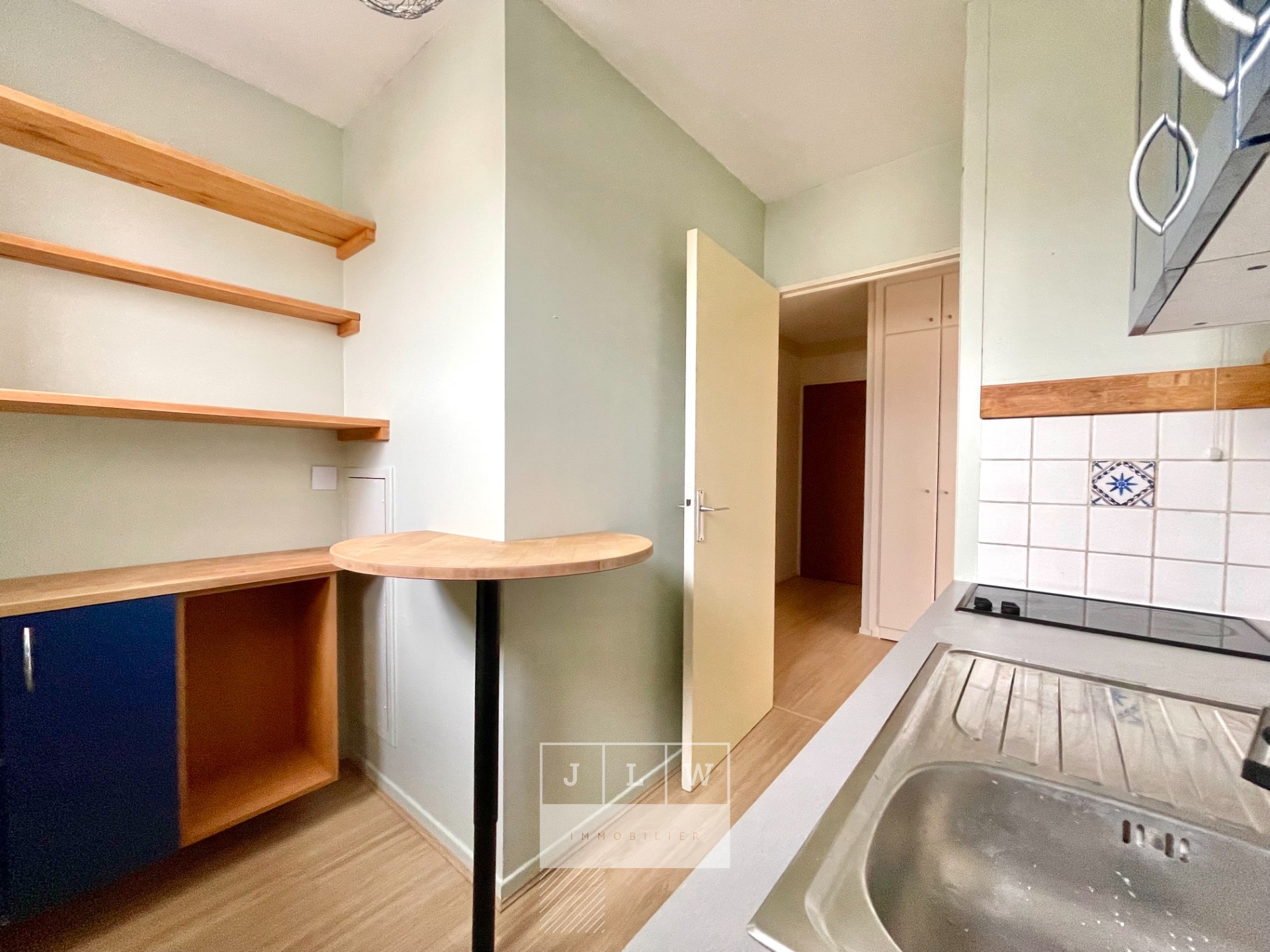 T2 avec balcon et place de parking  quelques pas du tram  Photo 5 - JLW Immobilier