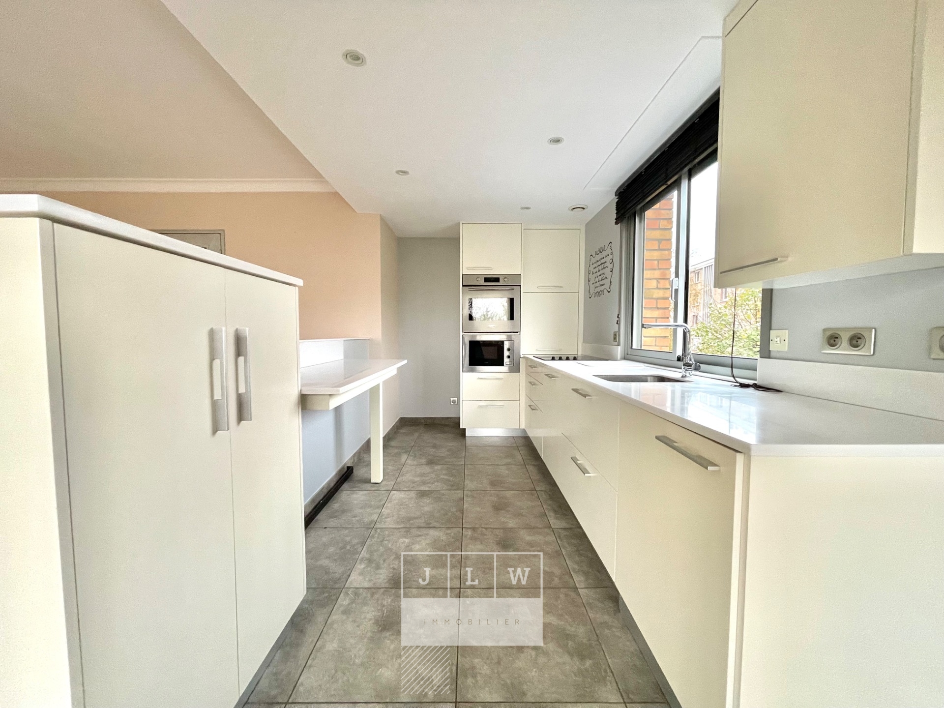 Bel appartement lumineux avec balcon cave et garage Photo 5 - JLW Immobilier