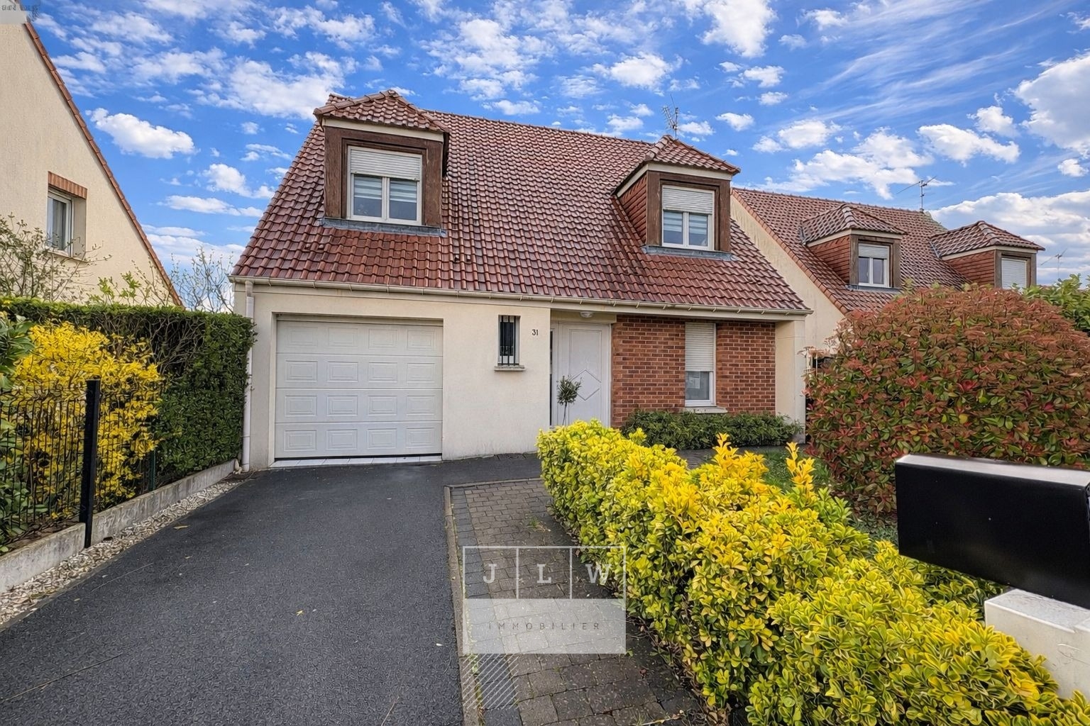 Atuv jm63 maison individuelle 4 chambres jardin garage Photo 1 - JLW Immobilier