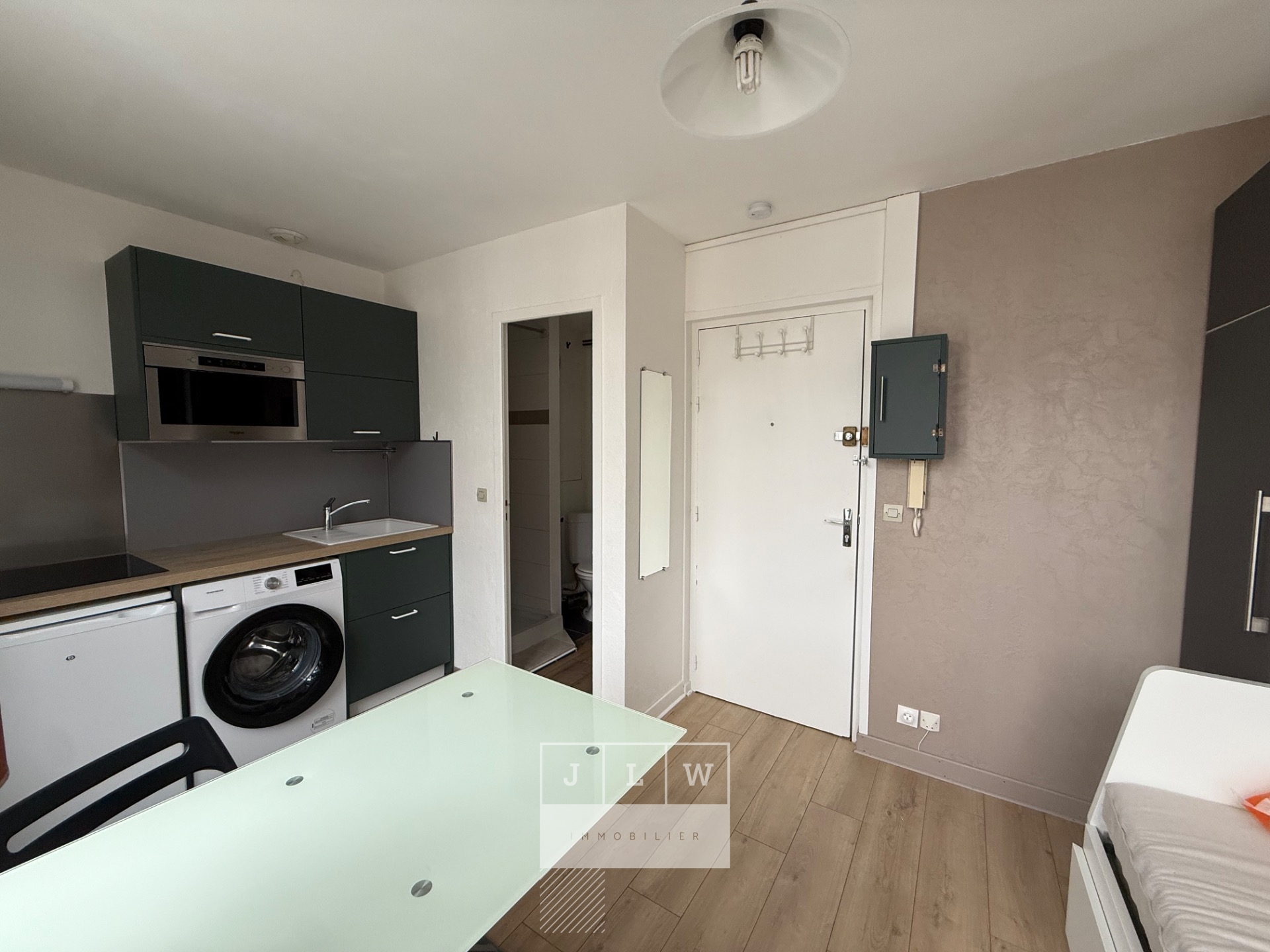 Awkg ll152 tres beau studio meuble republique Photo 7 - JLW Immobilier Awkg ll152 tres beau studio meuble republique Photo 7 - JLW Immobilier