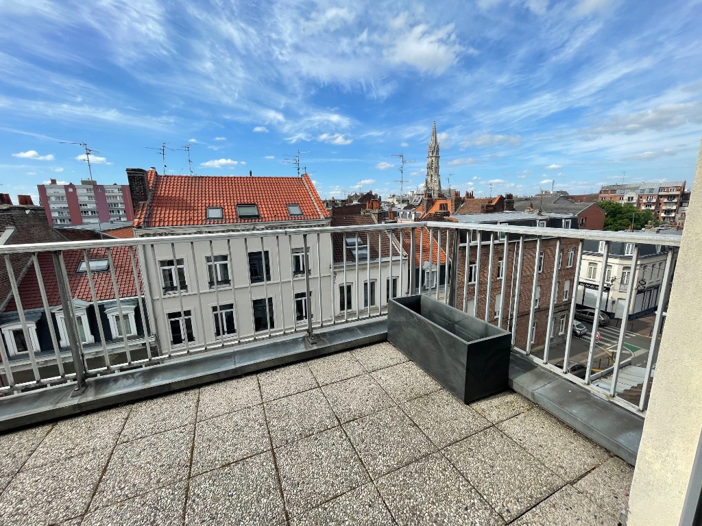 Lille studio non meuble de 2443m avec terrasse Photo 1 - JLW Immobilier
