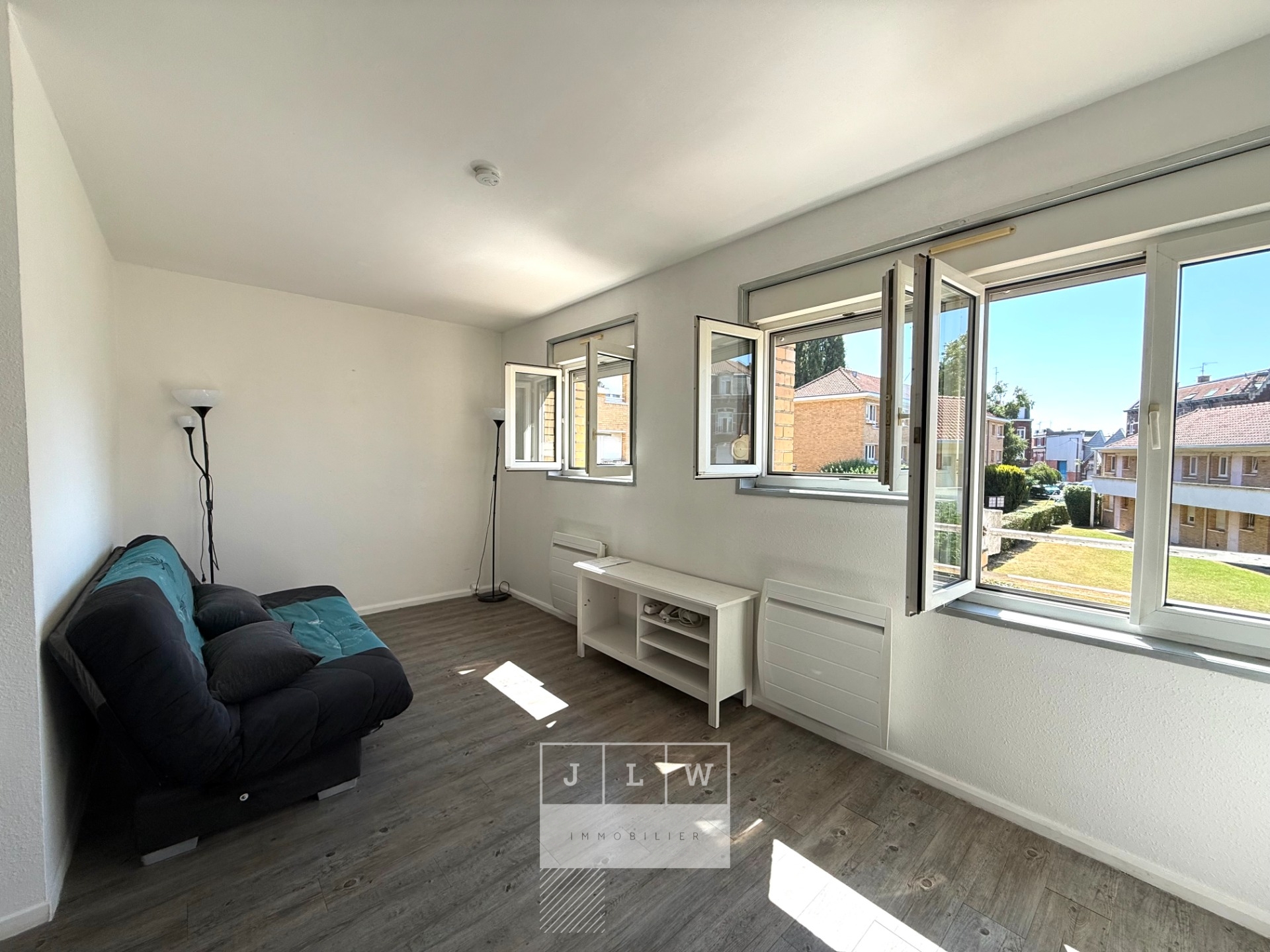 Jlm sr123 grand studio meuble 28m2 Photo 1 - JLW Immobilier Jlm sr123 grand studio meuble 28m2 Photo 1 - JLW Immobilier